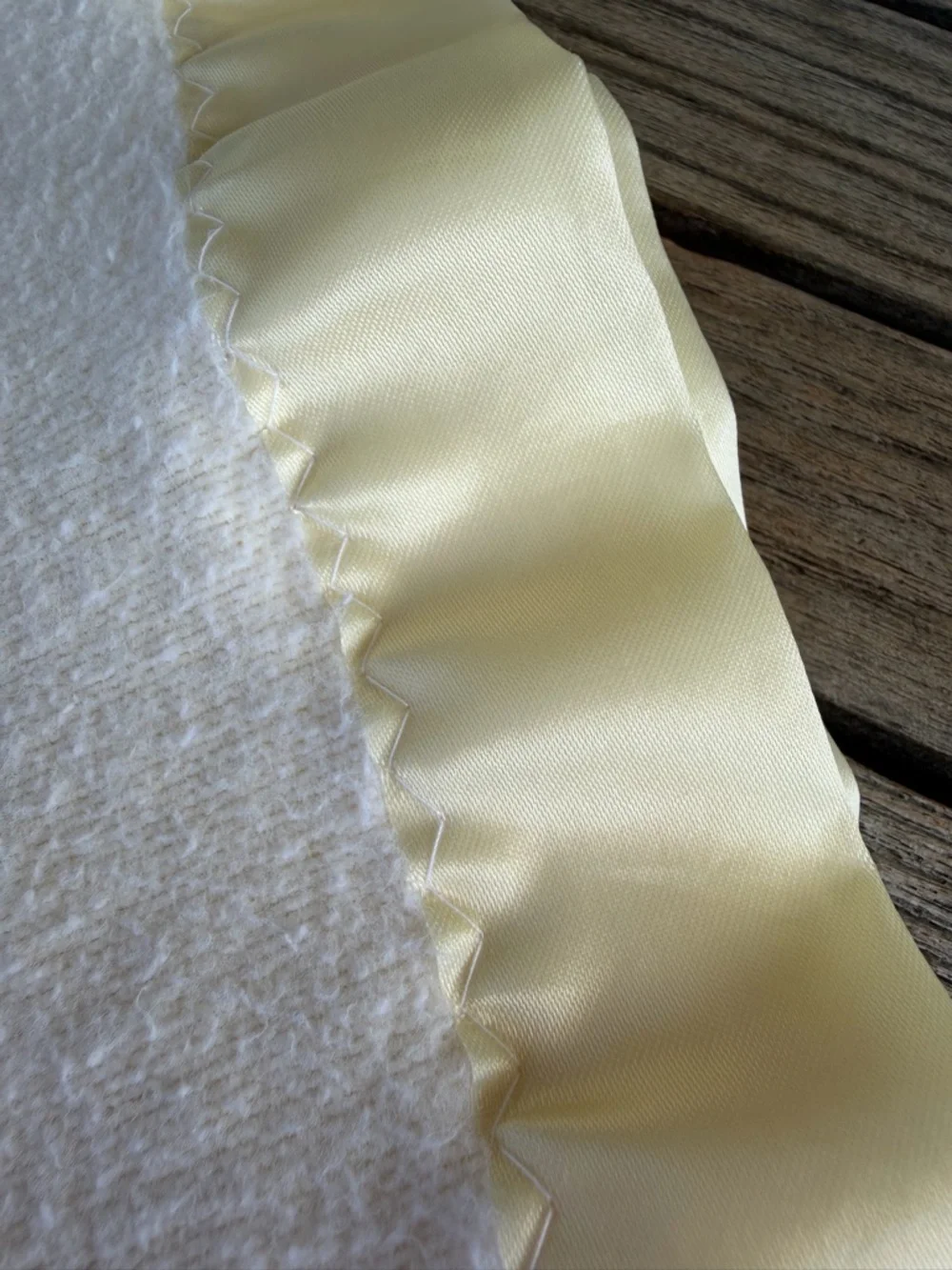 Vintage Carter’s Satin Trim Fleece Baby Blanket Tiny Little Bee Yellow USA GUC